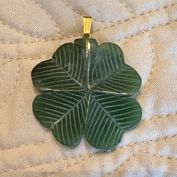 Vintage Jewelry - 🍀Vintage Soapstone? Green Leaf Pendant gold? Bail